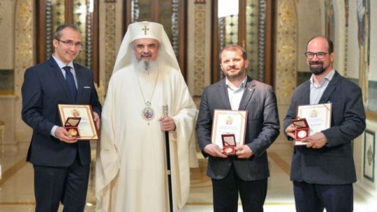 Realizatorii emisiunilor religioase de la RRA premiaţi de Patriarhul BOR