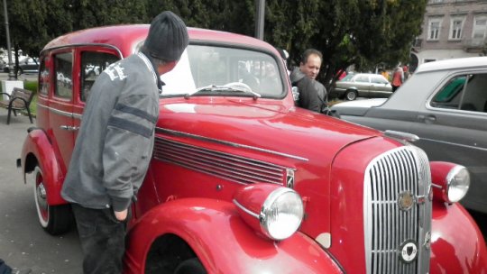 FOTO/București/Arad: Parada vehiculelor istorice