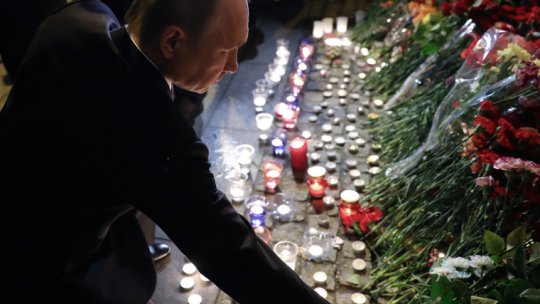Putin a depus un buchet de flori în memoria celor morţi la St.Petersburg  