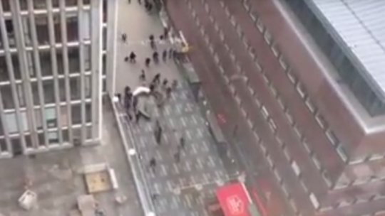 Un camion a intrat in multime in centrul orasului #Stockholm