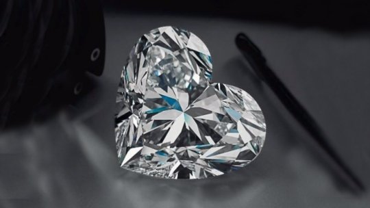 Celebru diamant în formă de inimă scos la licitaţie