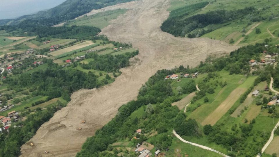 Alunecarea de teren de la Alunu ameninţă drumul judeţean
