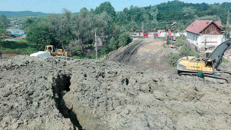 Halda de steril de la Alunu a ajuns lângă Drumul Județean