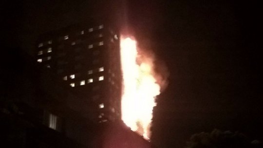 Incendiu puternic la un bloc înalt din Londra