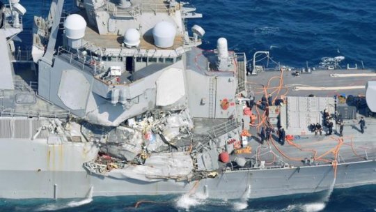 Un distrugător american s-a ciocnit cu un vas comercial la est de Japonia