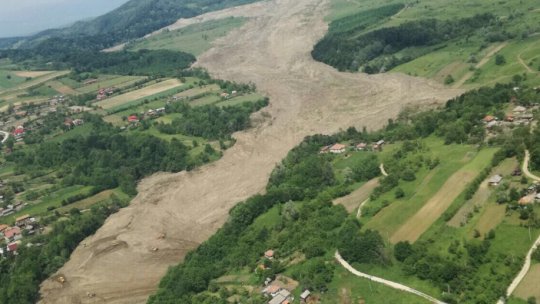 FOTO: Familii evacuate din cauza alunecărilor de teren din Alunu - Vâlcea