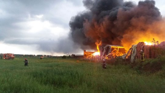 Incendiul de la Baloteşti încă nu a fost stins de pompieri