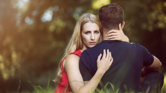 Atingerea persoanei iubite reduce durerea fizică(studiu)