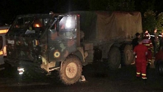 Se circulă din nou pe DN 73. Camionul militar a fost scos din râpă