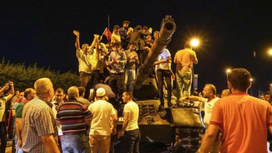 Autorităţile din Turcia arestează peste 100 de persoane
