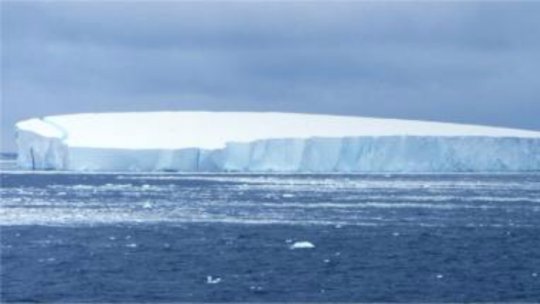 Un aisberg imens s-a rupt din calota Antarcticii
