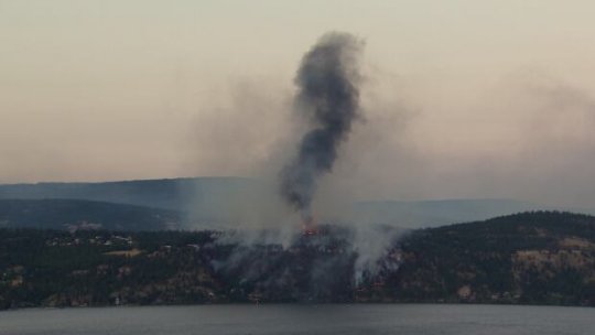 Mii de canadieni au fugit din calea incendiilor din zona Columbia-Britanică