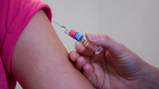 Medicii spun că vaccinarea previne atât îmbolnăvirea, cât şi complicaţiile