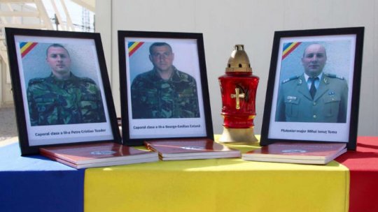 Cei trei militari morţi în accidentul din Argeş, înmormântaţi astăzi