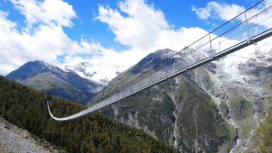 Cel mai lung pod suspendat din lume a fost inaugurat în Elveţia