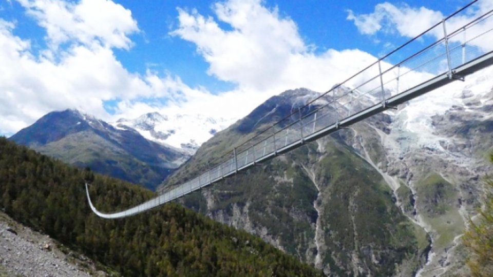 Cel mai lung pod suspendat din lume a fost inaugurat în Elveţia