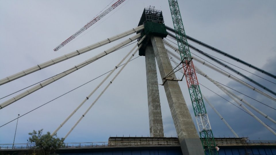 Pericol! Bucată de beton desprinsă din pilonul central al podului Agigea