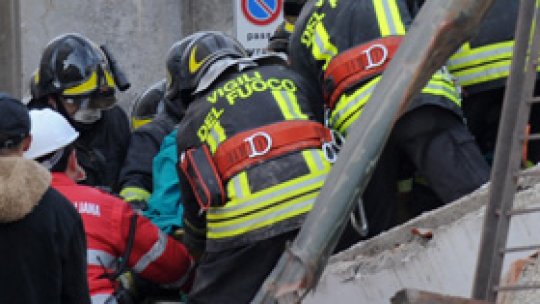 Un bloc cu patru etaje s-a prăbuşit lângă Napoli, Italia. Erau oameni în el