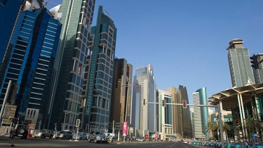 Qatarul contestă blocada comercială impusă de ţările vecine