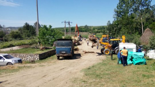 Ajutoare pentru opt familii din Alunu, afectate de o alunecare de teren