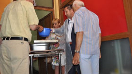 Poliţiştii au reţinut şase falşi inspectori de protecţia consumatorilor