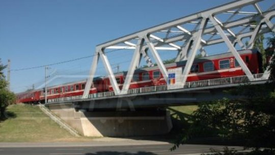 Trenurile care trec pe podul Brazi vor avea întârzieri de un sfert de oră