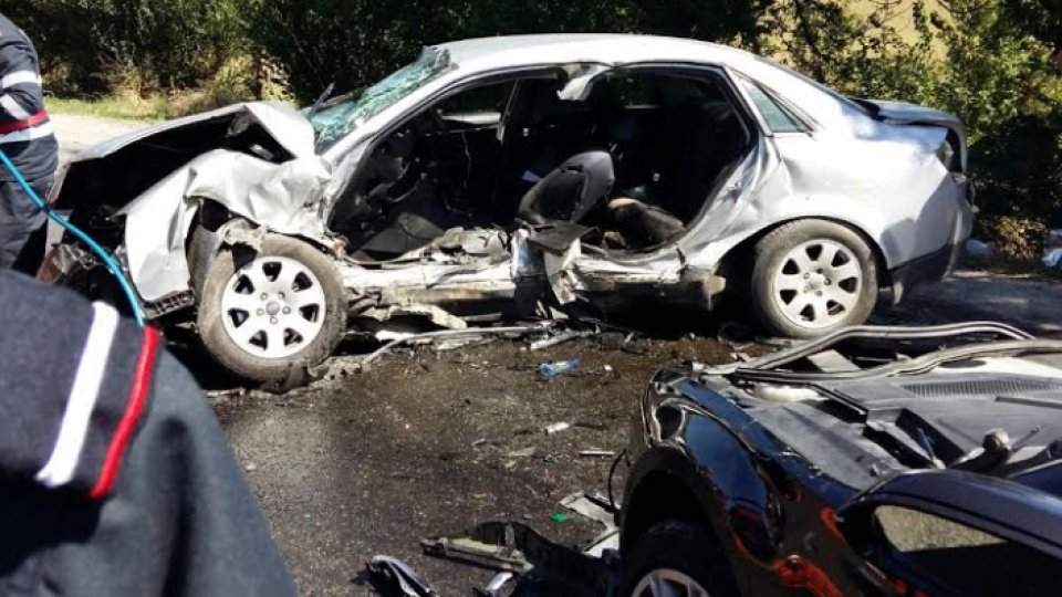 Şase persoane şi-au pierdut viaţa în doua accidente