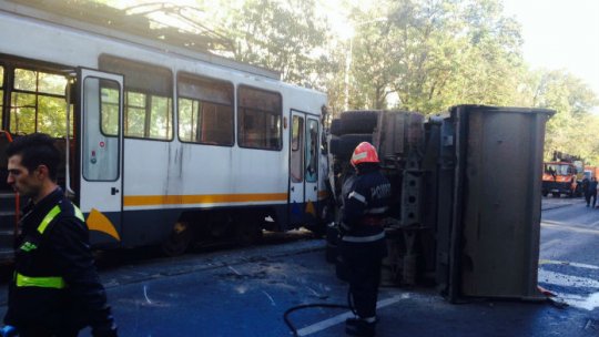 Un tramvai a luat foc în București