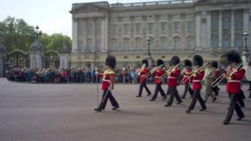 Londra: posibil atac la forţele de ordine din faţa Palatului Buckingham