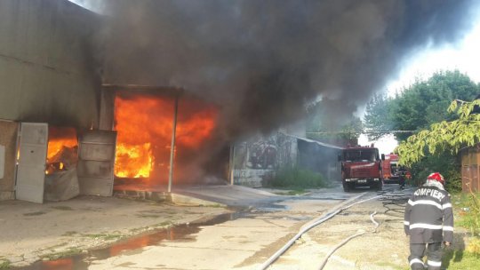 Incendiul din Galați s-a extins la un restaurant și este blocaj spre DN26  