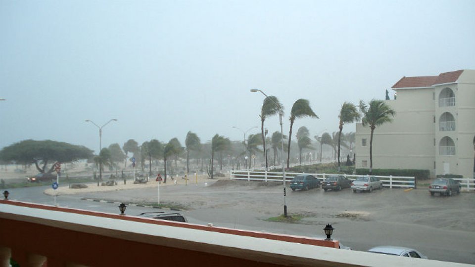 Uraganul Irma îşi pierde din intensitate