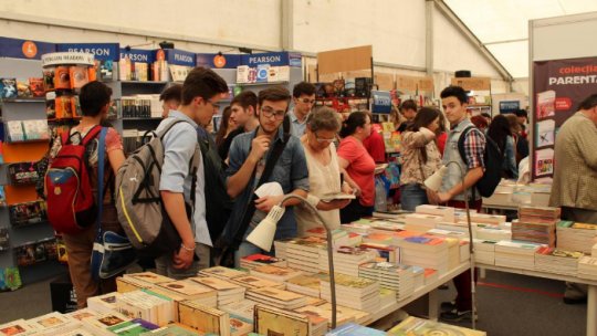 S-a deschis târgul de carte şcolară "Gaudeamus" în Piaţa Unversităţii