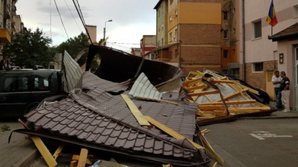 8 persoane ucise, 137 rănite şi 200 de localităţi afectate de furtună