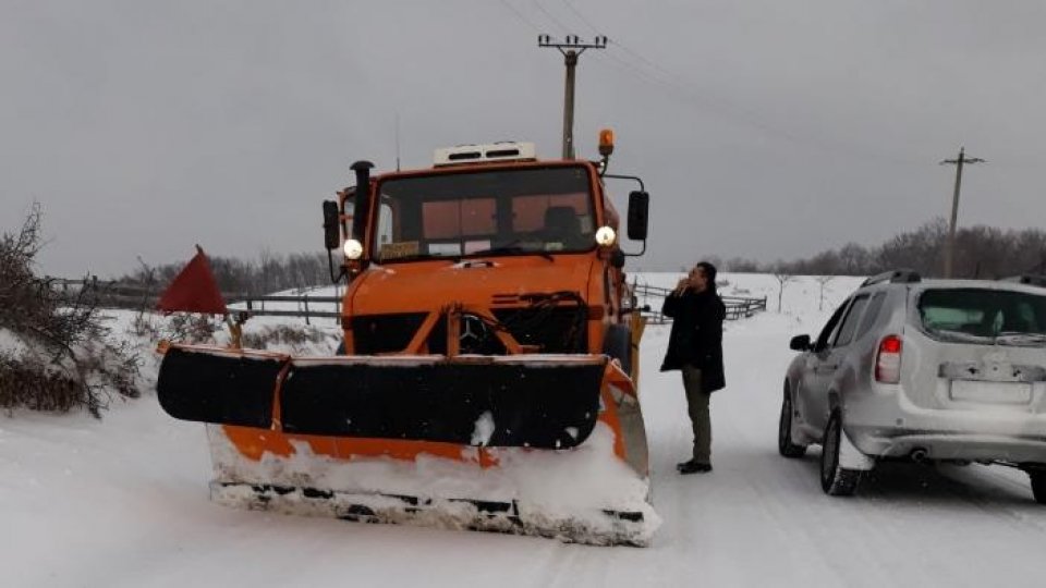 Pe șoselele din Mehedinți acționează utilaje de deszăpezire