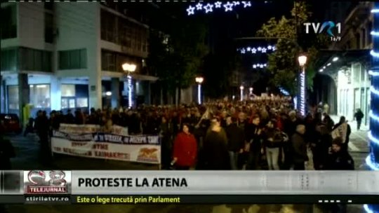Gaze lacrimogene folosite de poliţie împotriva demonstranţilor din Atena