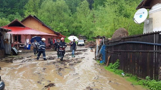 În oraşul Lipova din judeţul Arad mai multe străzi au fost inundate