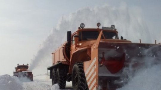 Maşini de tonaj mare au rămas blocate în zăpadă