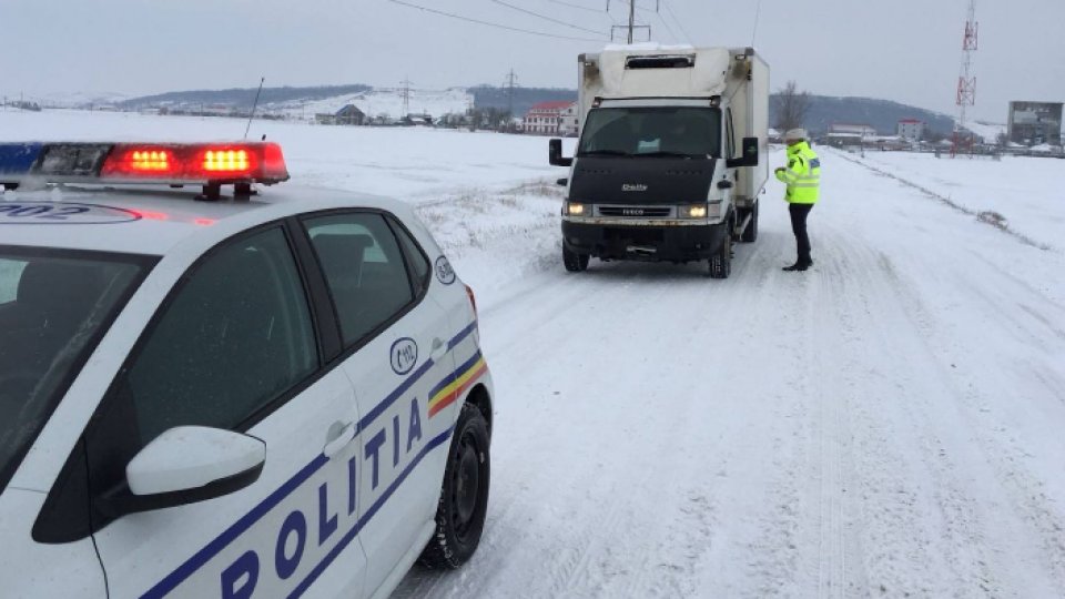 Cinci drumuri naţionale sunt închise din cauza viscolului şi a zăpezii
