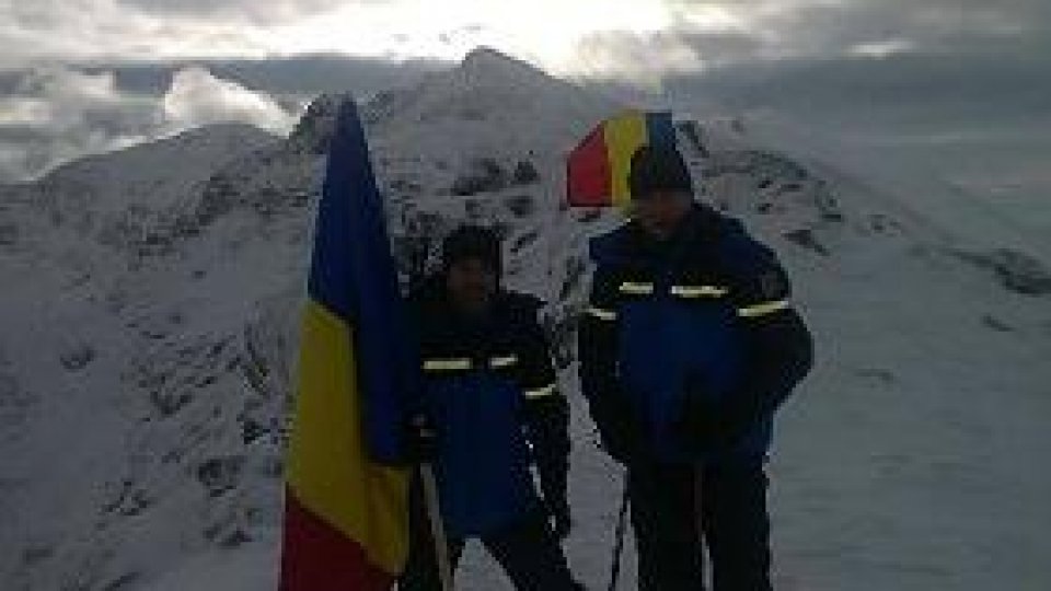 Un grup de jandarmi montani au arborat drapelul României pe Vârful Omu