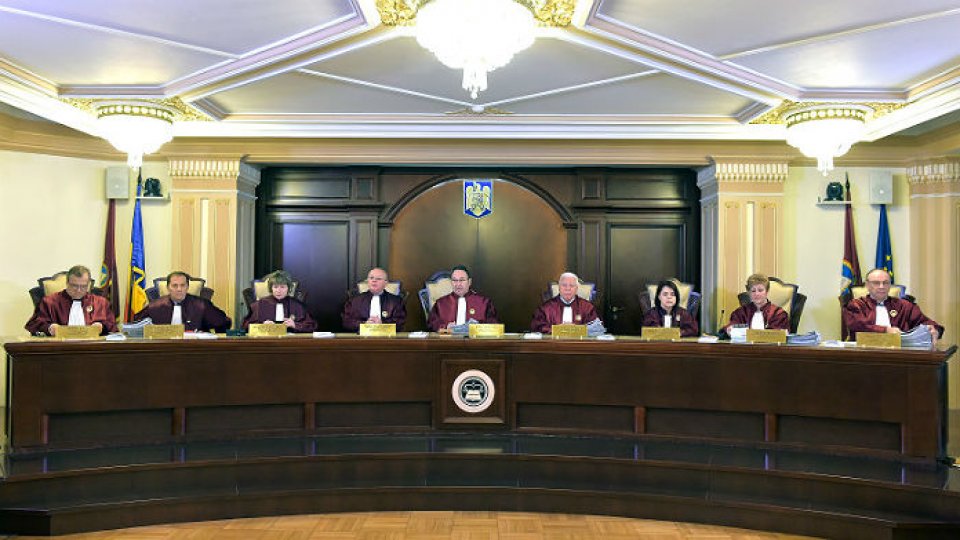 CCR admite sesizarea lui Iohannis privind Statutul funcţionarilor publici