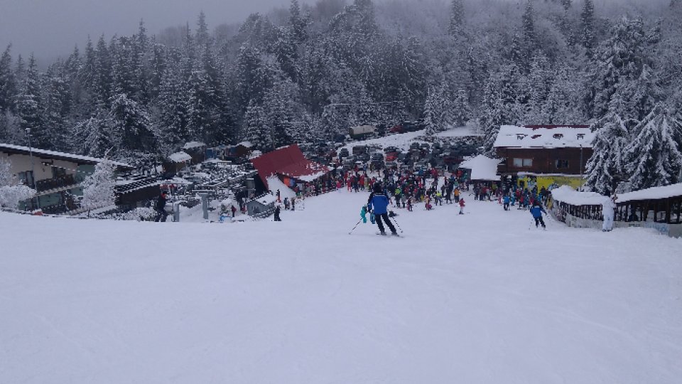 Cum se schiază pe pârtiile din Poiana Braşov şi Predeal