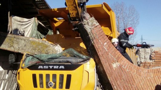 Pod rupt cu o basculantă angajată în traversare