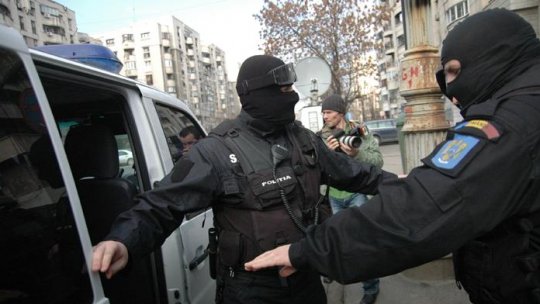 Poliţiştii din Mureş fac percheziţii în 11 judeţe