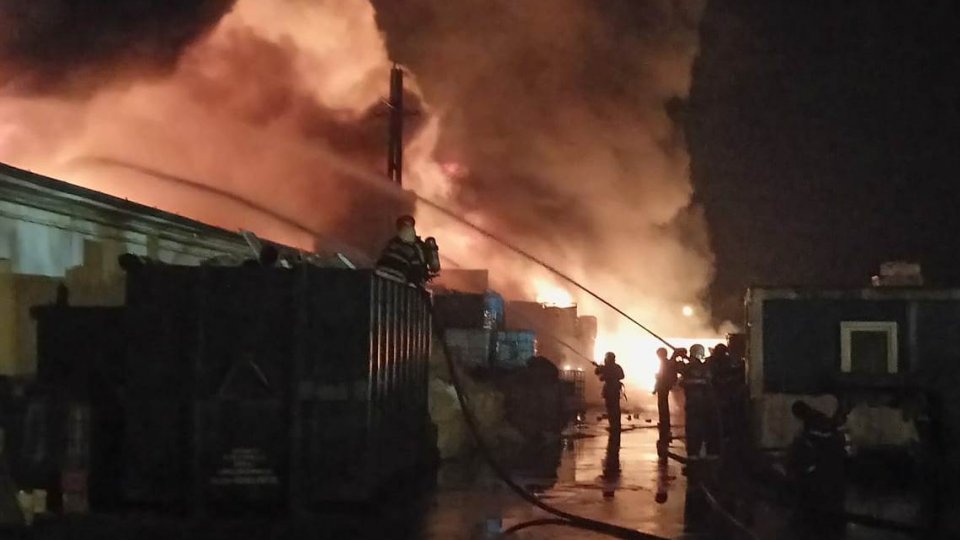 Incendiu puternic la Sibiu izbucnit la un depozit din marginea orașului