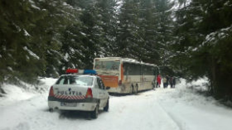 Autocar cu 46 de copii, înzăpezit pe drumul către Păltiniș