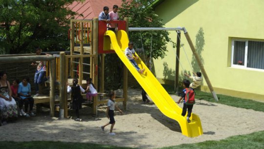 "Jumătate din locurile de joacă din Bucureşti, pericol pentru copii"