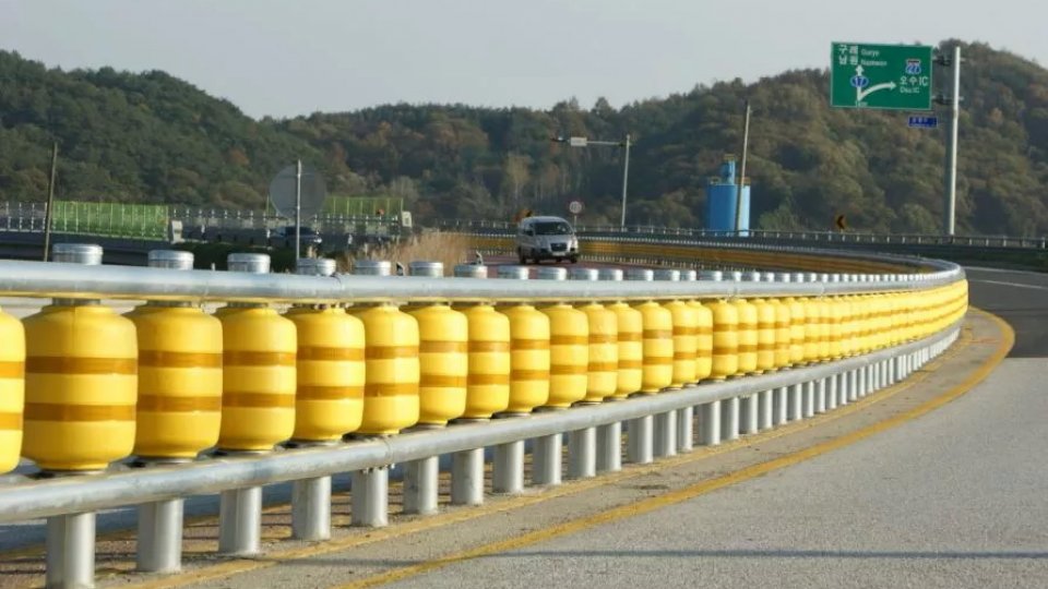 În zonele cu cele mai multe accidente mortale vor fi parapeţi cu role