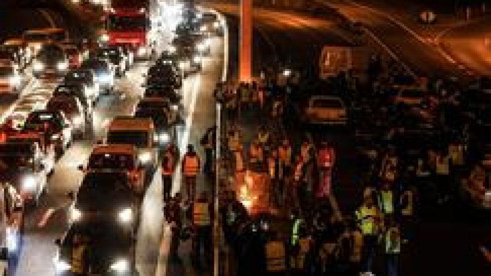 Protestele "Vestelor galbene" au continuat aseară, la Paris, în alte oraşe