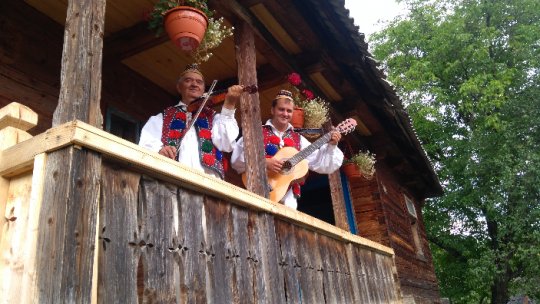 Convoi de căruţe maramureşene pe "Drumul Unirii" către Alba Iulia