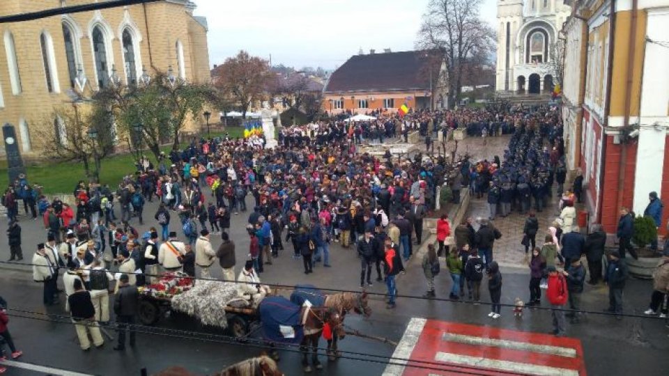 Maramureşeni de pe ambele maluri ale Tisei, în drum spre Alba Iulia